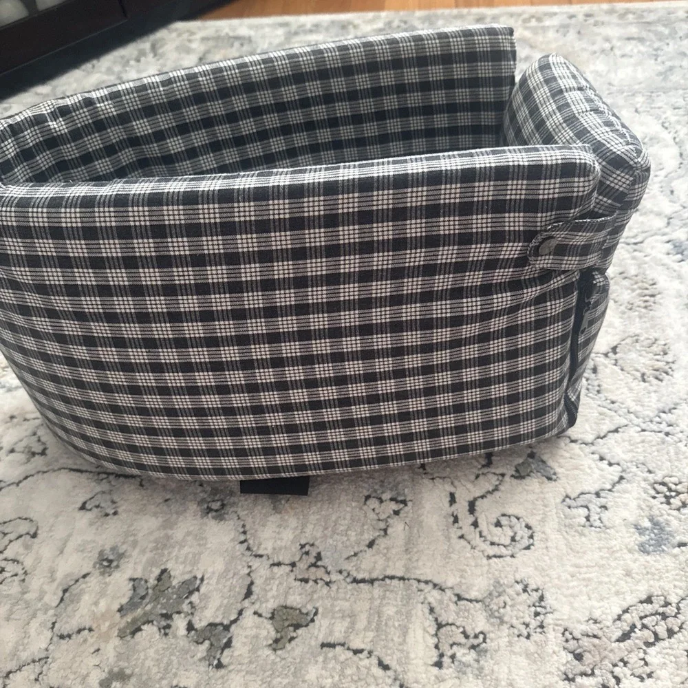Dog Car Seat for Small Dogs - Fits Center console-NWOT- Machine Washable